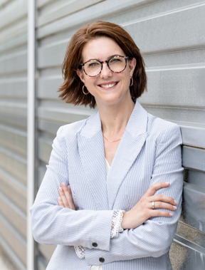 Coaching-Sitzung mit einem erfahrenen Berater, der hilfreiche Dokumente und Ressourcen zeigt.